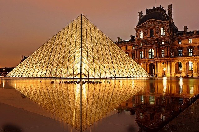 Pirâmide de Louvre